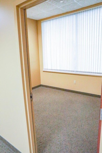 More Photos Of 1605 Heritage Dr, Northfield Office For Lease