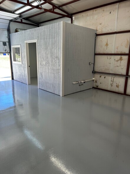 More Photos Of 302 N Main St, Collinsville Light Manufacturing For Lease