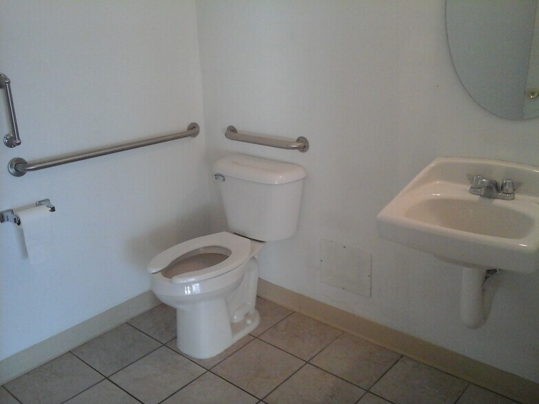 More Photos Of 136 Washington SE, Albuquerque Storefront Retail Office For Sale
