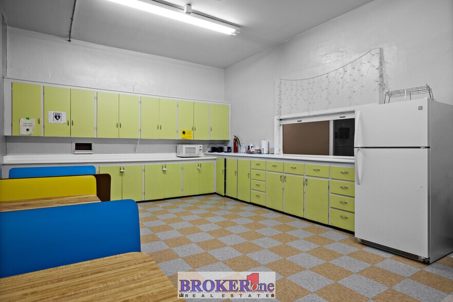 More Photos Of 225 N Wolcott St, Casper Flex For Sale