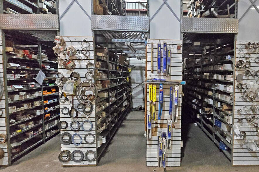 More Photos Of 175 Bothwell St, Chatham Truck Terminal For Sale