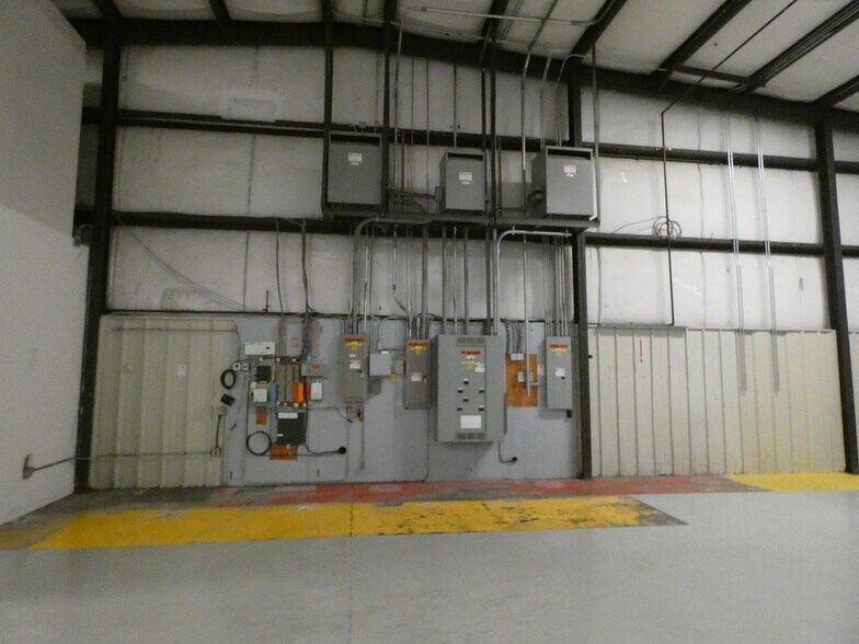 More Photos Of 1920 Flintstone Dr, Statesville Warehouse For Lease