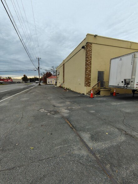 More Photos Of 132 Railroad Ave, Albany Light Distribution For Lease