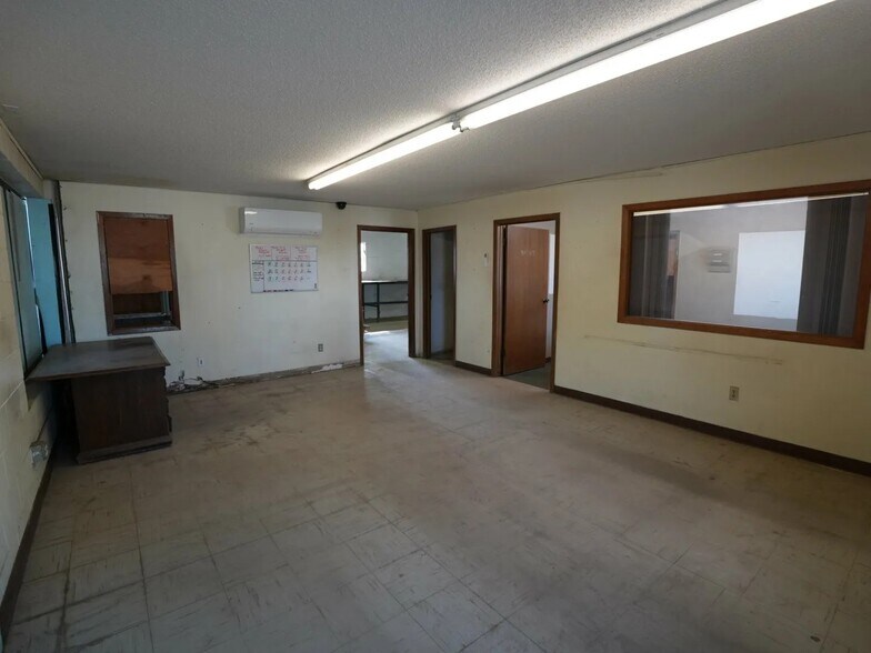 More Photos Of 103 1st St W, Williston Flex For Sale