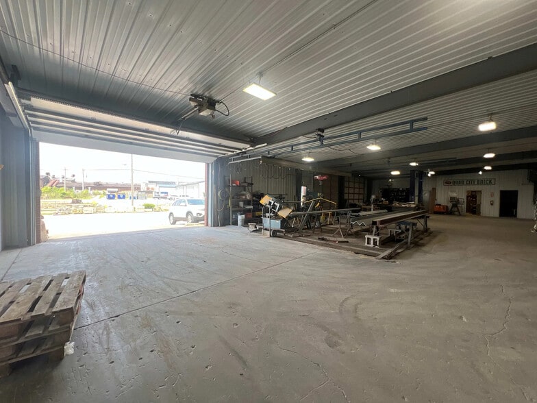More Photos Of 205 35th St, Bettendorf Warehouse For Lease