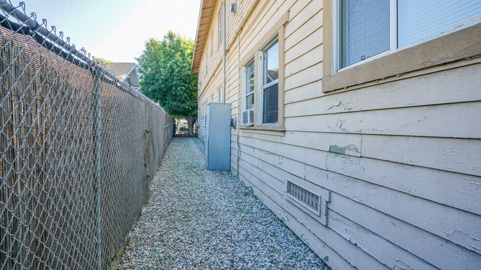 More Photos Of 2617 Jeffries Ave, Los Angeles Apartments For Sale