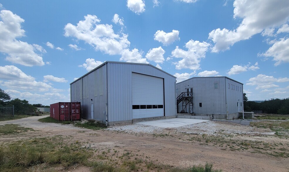 More Photos Of 604 Bonita Dr, Blanco Industrial For Lease