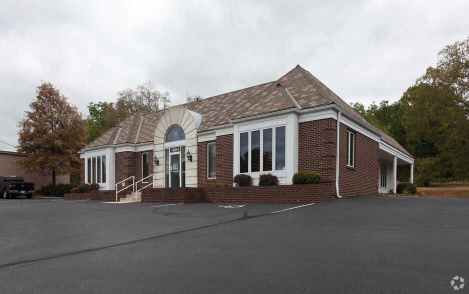 More Photos Of 6011 Nieman Rd, Shawnee Office For Lease