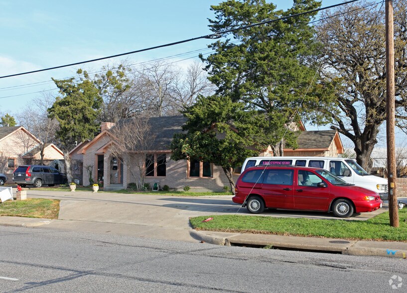 Primary Photo Of 623 E 2nd St, Irving Daycare Center For Sale