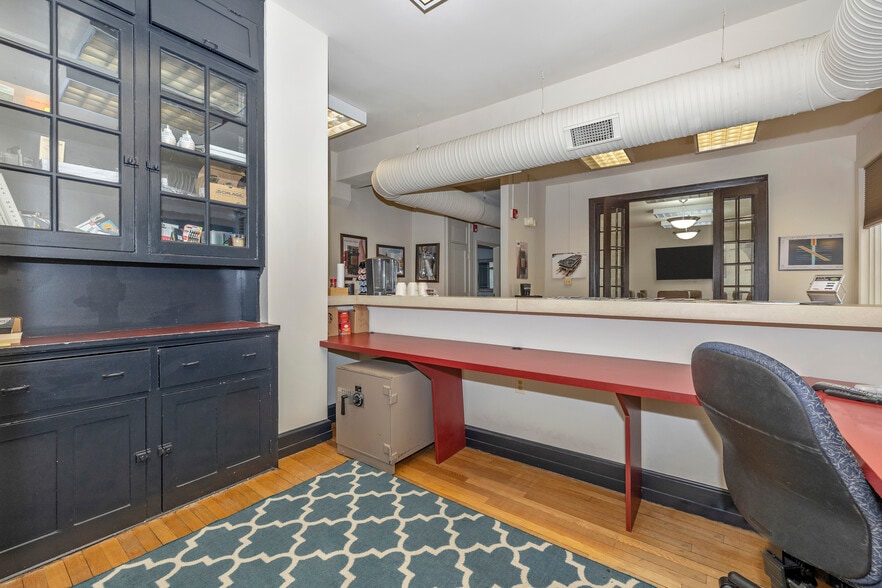 More Photos Of 5 S Market St, Frederick Storefront Retail Office For Lease