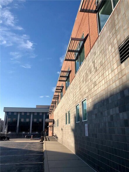 More Photos Of 1-3 E Armour Blvd, Kansas City Office For Sale