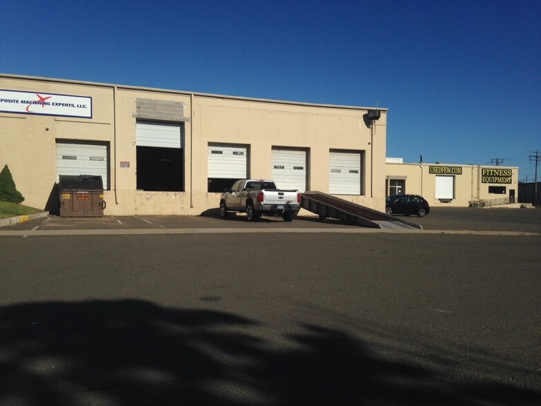 More Photos Of 222 Universal Dr, North Haven Warehouse For Lease