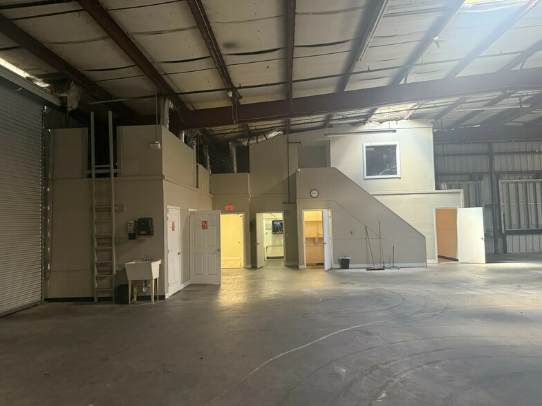 More Photos Of 1600 SW 17th Ave, Ocala Warehouse For Lease