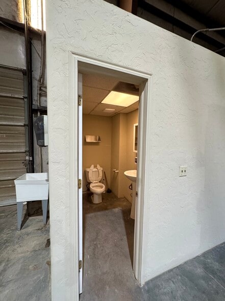 More Photos Of 9600 NW 10th St, Oklahoma City Warehouse For Lease