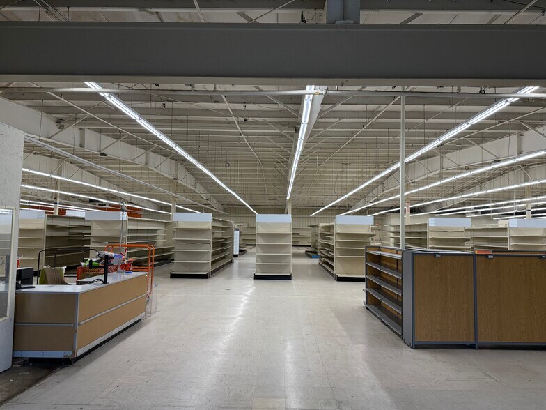 More Photos Of 1407 38th St, Peru Freestanding For Sale