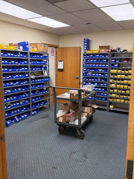 More Photos Of 97-125 Ashmore Dr, Leola Warehouse For Lease