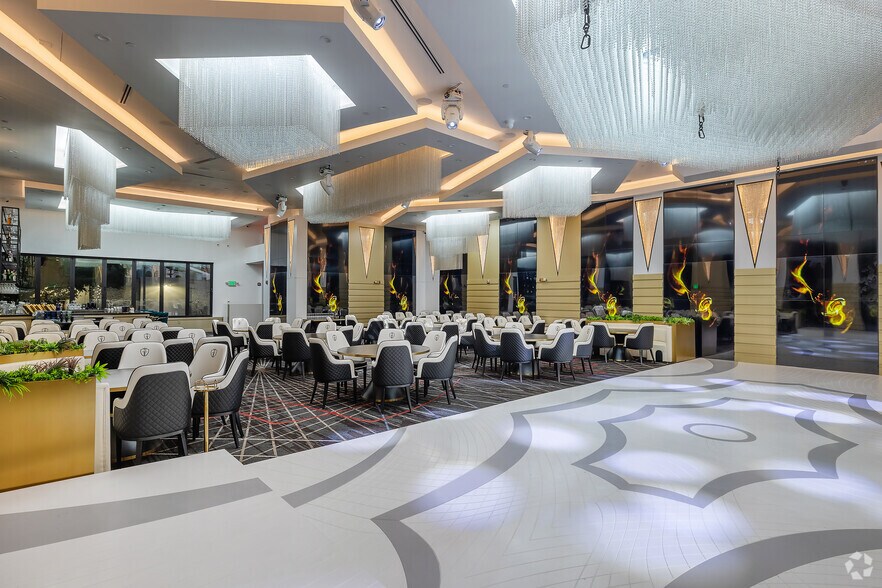 More Photos Of 11150 Ventura Blvd, Studio City Restaurant For Sale