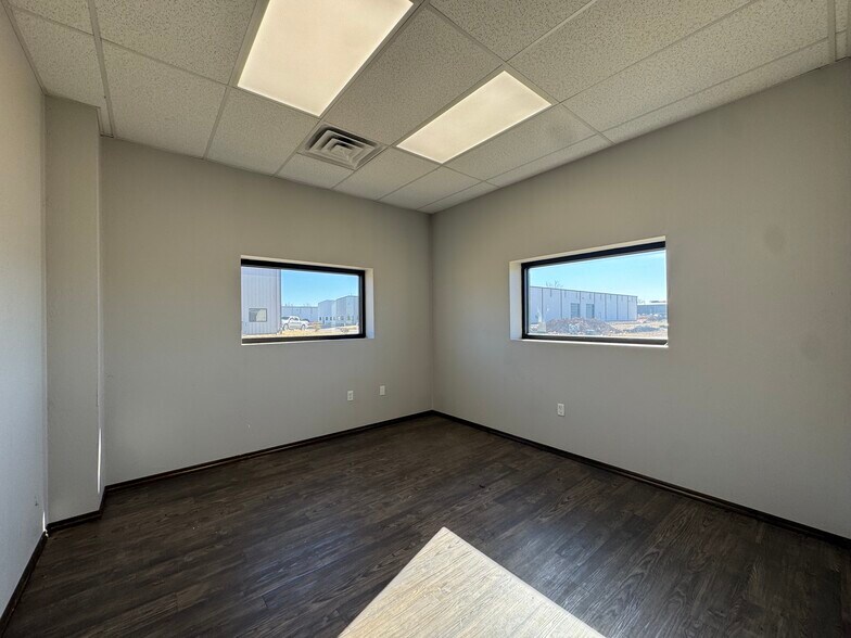 More Photos Of 8301 SW 23rd Pl, Oklahoma City Warehouse For Lease