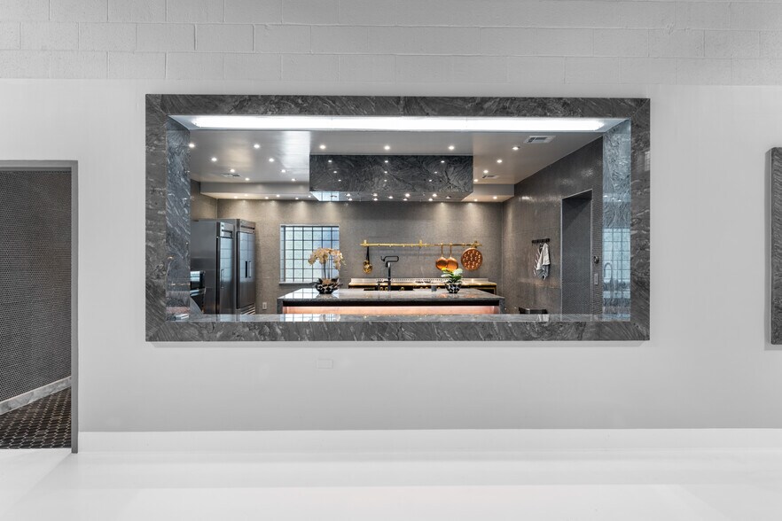 More Photos Of 1400 S Gribble St, Sherman Flex For Sale