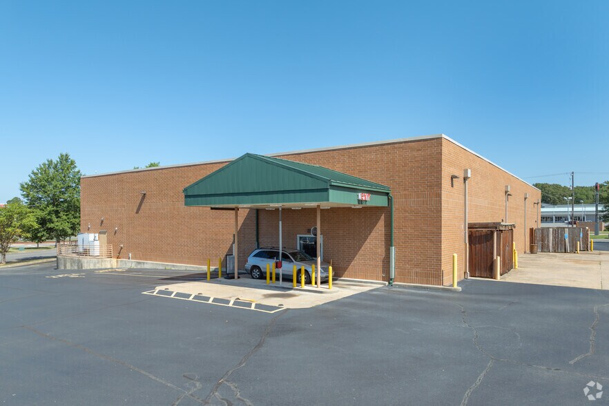 More Photos Of 819 W Main St, Jacksonville Drugstore For Sale