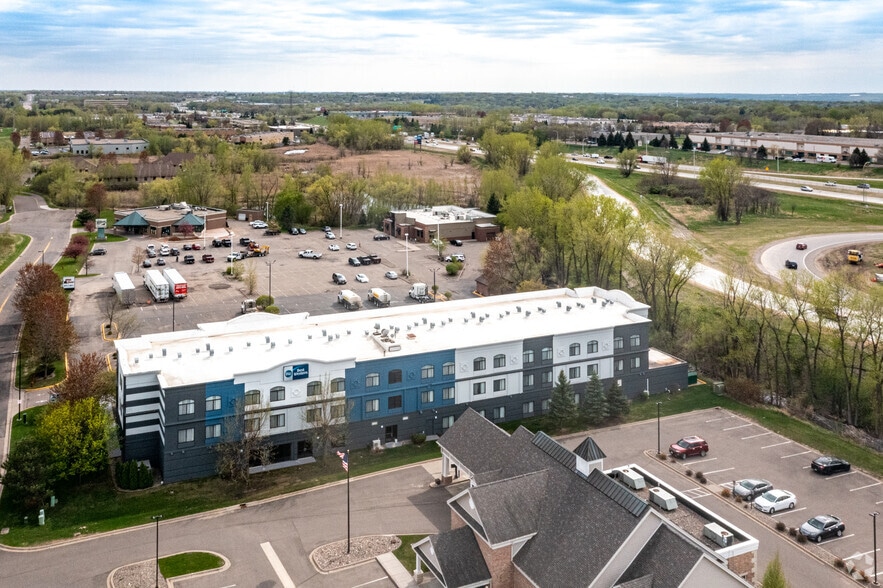 More Photos Of 970 Helena Ave N, Oakdale Hotel For Sale