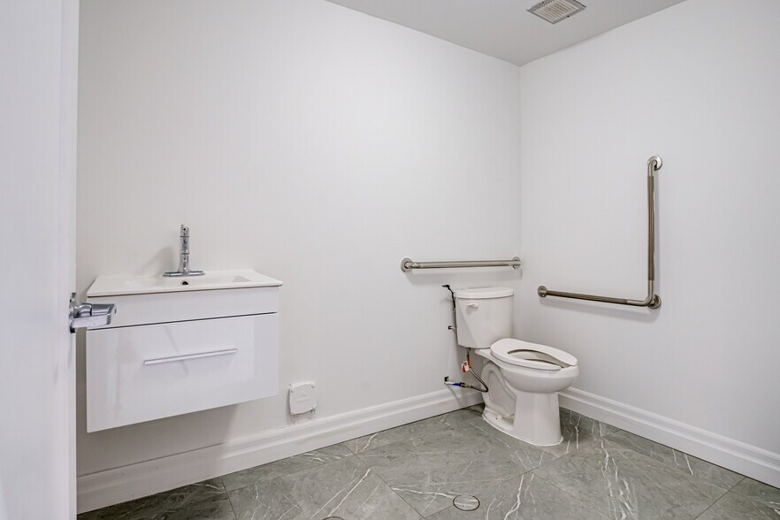 More Photos Of 5270 Solar Dr, Mississauga Distribution For Sale