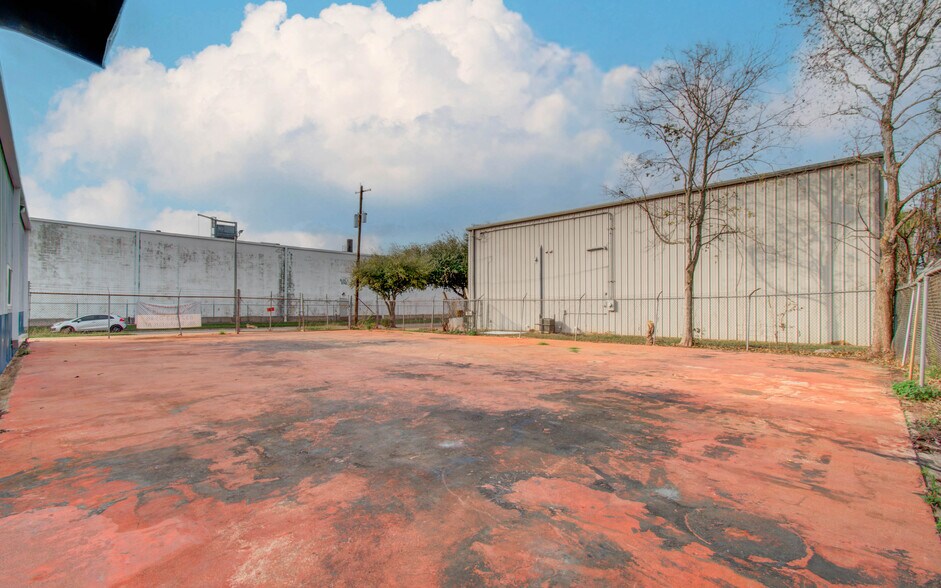 More Photos Of 5747 Northdale St, Houston Industrial For Lease