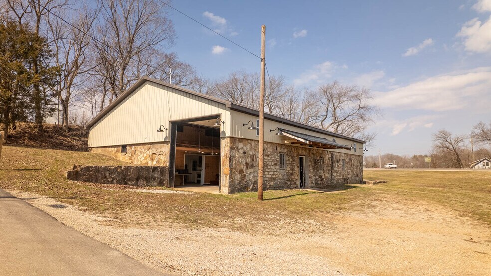 More Photos Of 105 E Couch St, Alton General Retail For Sale