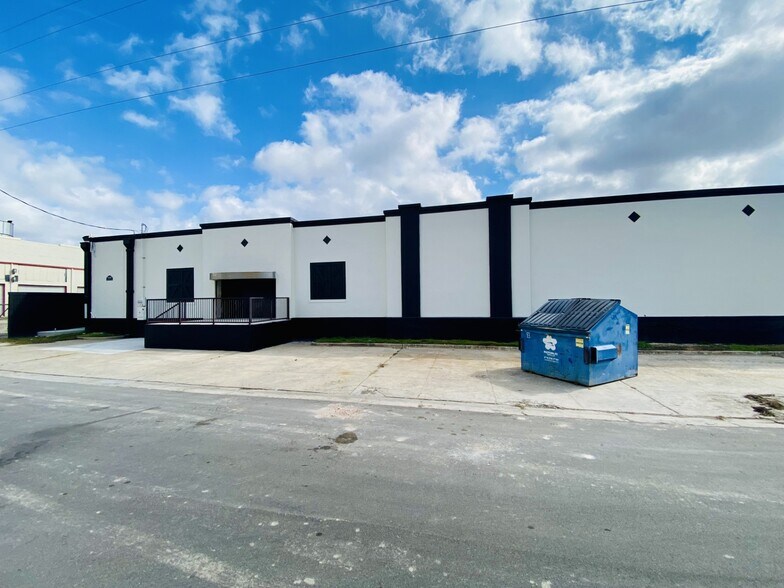 More Photos Of 1115 N Bowie St, Seguin Flex For Lease