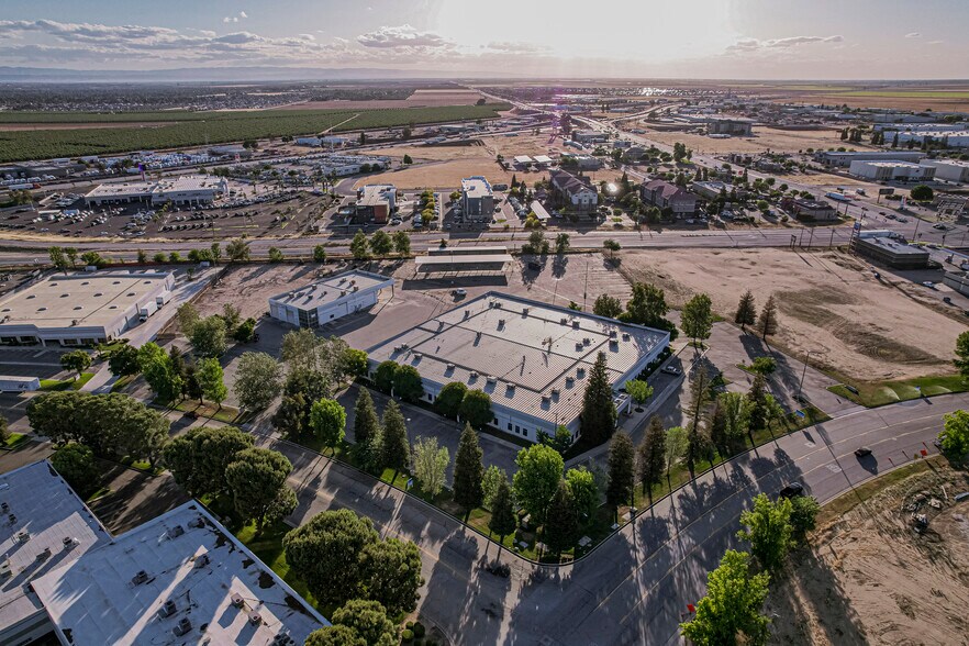 More Photos Of 3801 Pegasus Dr, Bakersfield Flex For Lease