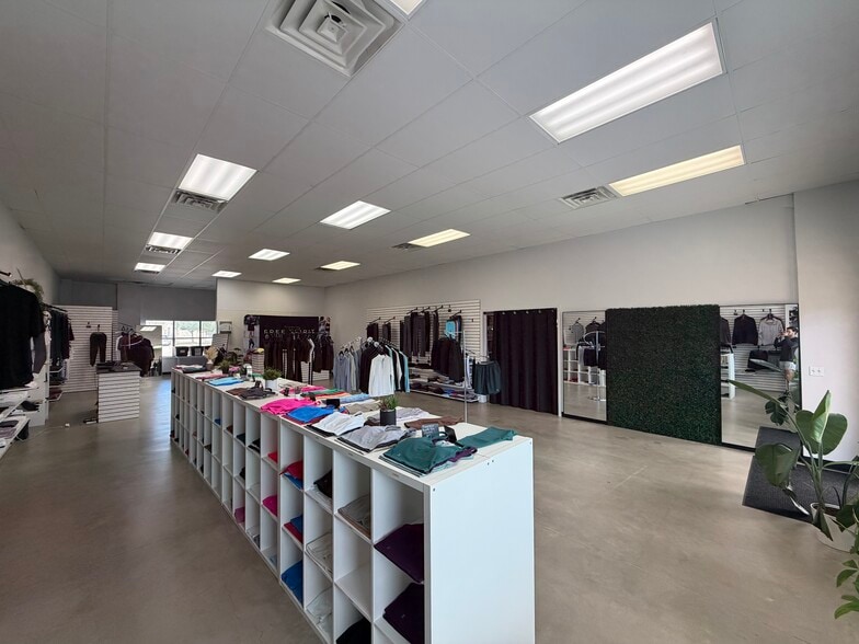 More Photos Of 1100 Sam Bass Rd, Round Rock Storefront Retail Office For Lease