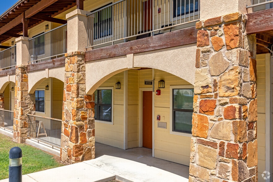 More Photos Of 2420 N 1st St, Carrizo Springs Apartments For Sale