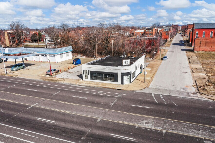 More Photos Of 2600 N Florissant Ave, Saint Louis Flex For Sale