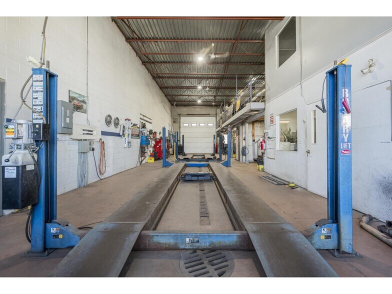 More Photos Of 8815 Young Rd, Chilliwack Auto Repair For Sale