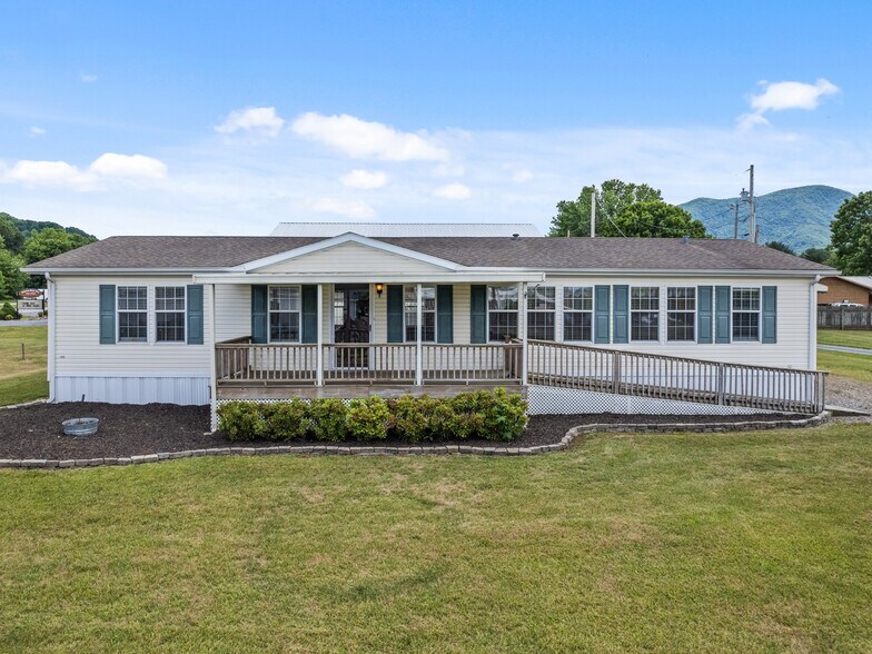 More Photos Of 25 Lester Ln, Waynesville Flex For Sale
