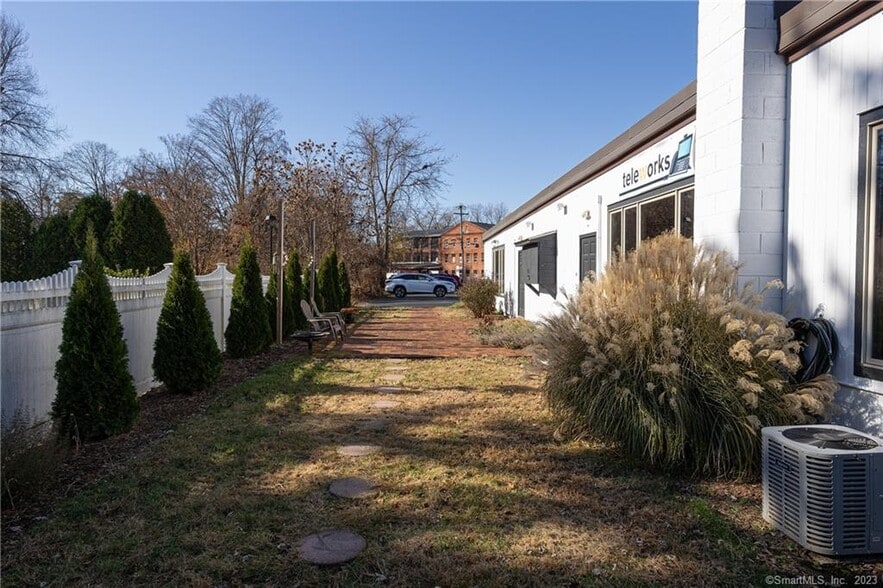 More Photos Of 17 Parker Terrace Ext, Glastonbury Office For Lease