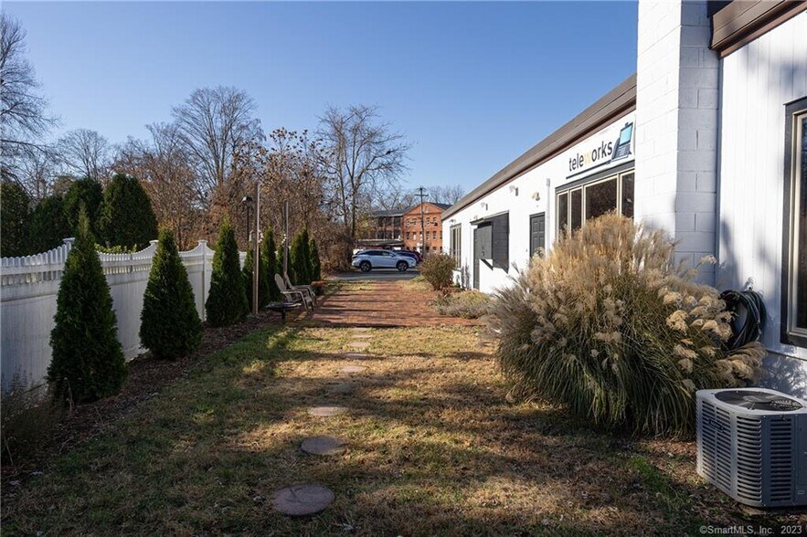 More Photos Of 17 Parker Terrace Ext, Glastonbury Office For Lease