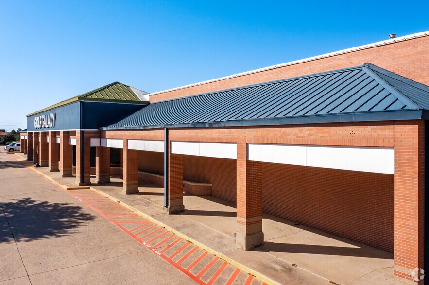 More Photos Of 2100 W Northwest Hwy, Grapevine Unknown For Lease