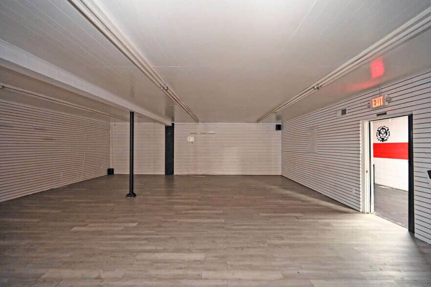 More Photos Of 6999 Colerain Ave, Cincinnati Storefront Retail Office For Lease