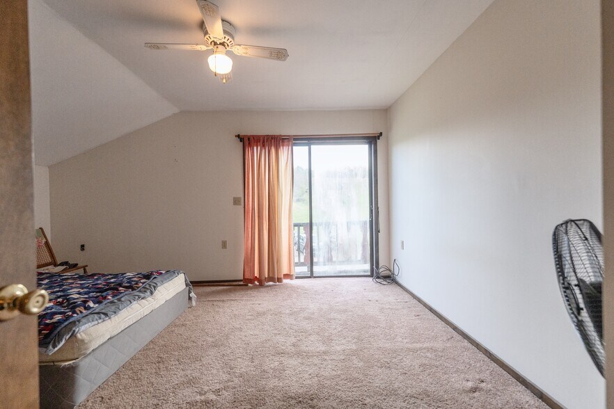 More Photos Of 167 Hill Rd, Kingston Sports And Entertainment For Sale