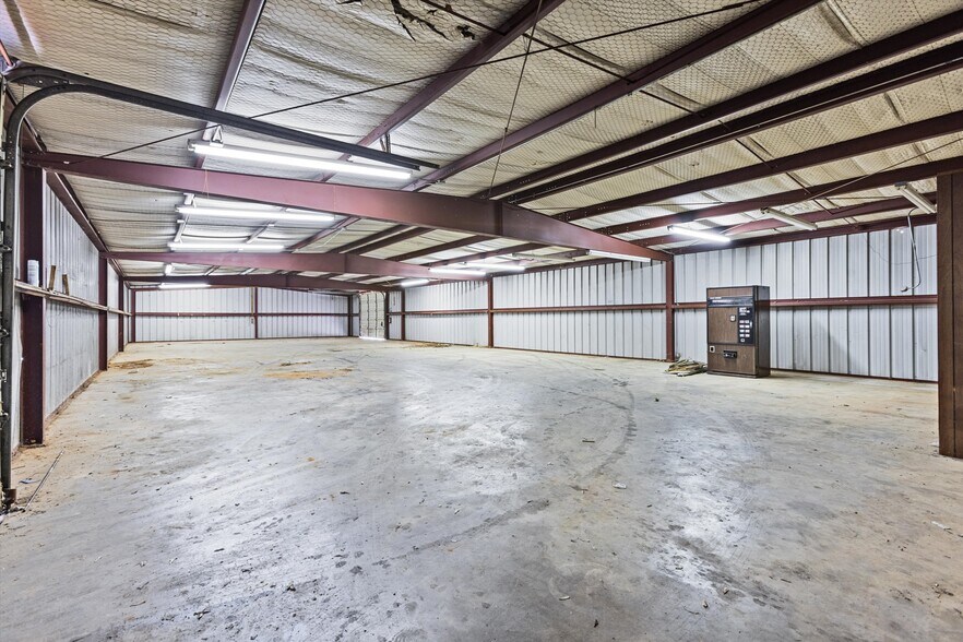 More Photos Of 600 Turner Dr, Palestine Warehouse For Sale
