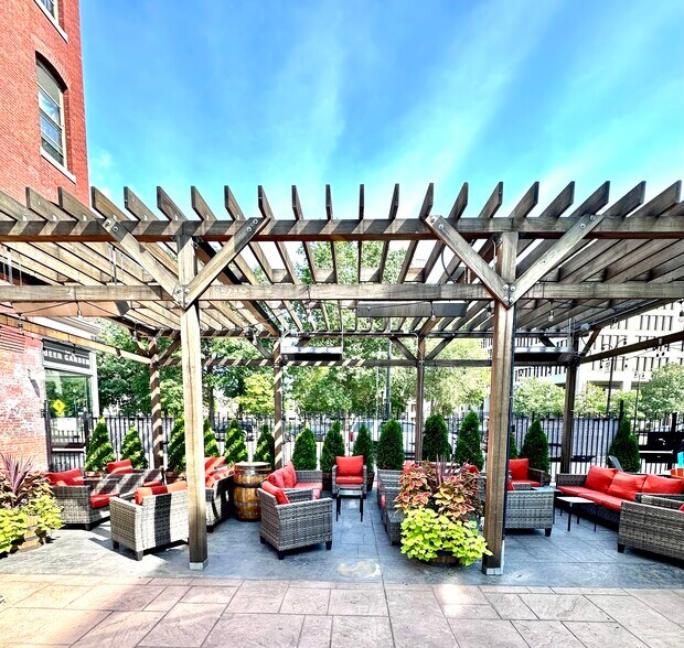 More Photos Of 64 Franklin St, Worcester Storefront Retail Residential For Lease