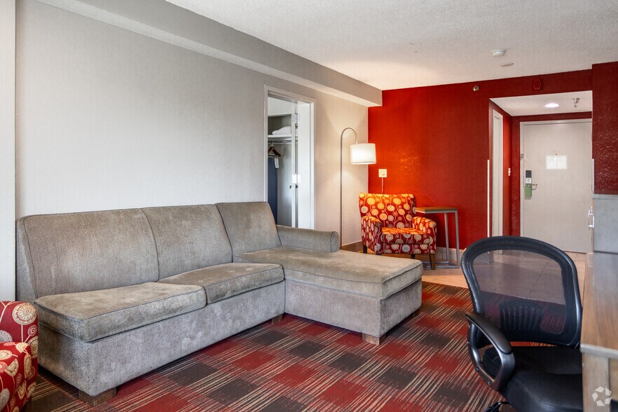 More Photos Of 55 Hampton Park Blvd, Capitol Heights Hotel For Sale