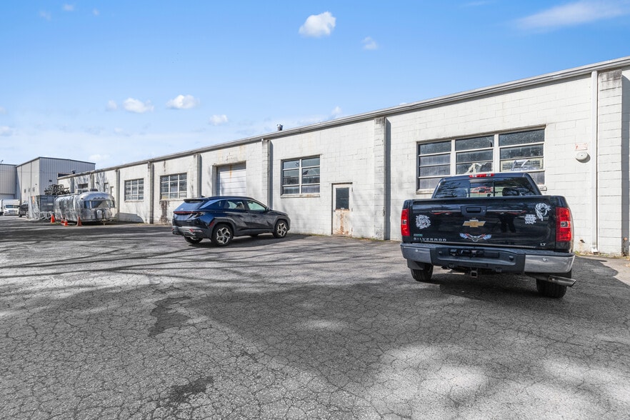 More Photos Of 55 Poplar St, Stamford Light Distribution For Sale