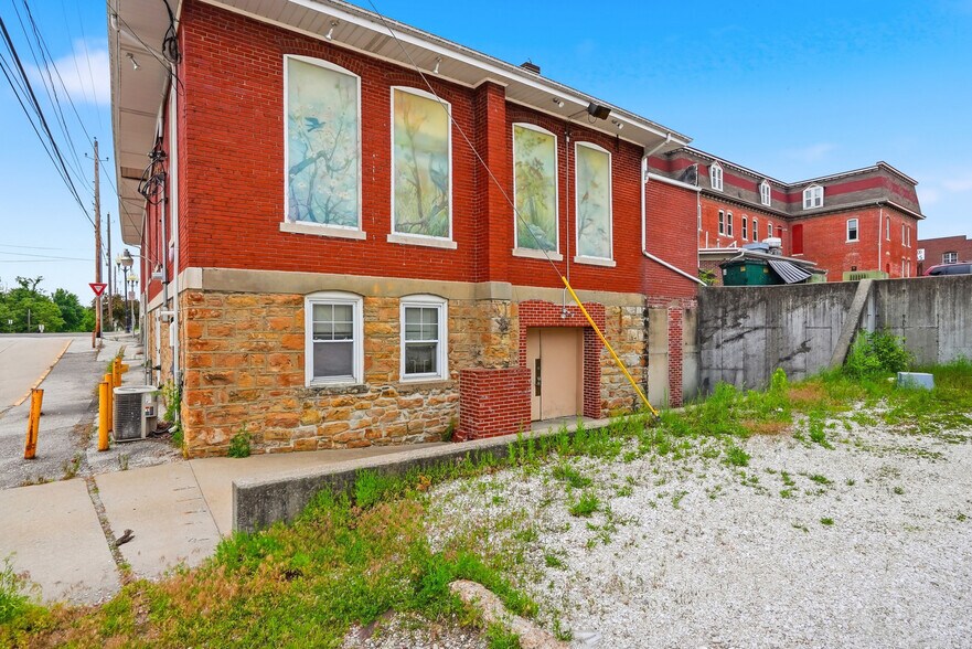 More Photos Of 115 E 5th St, Fulton Office For Sale