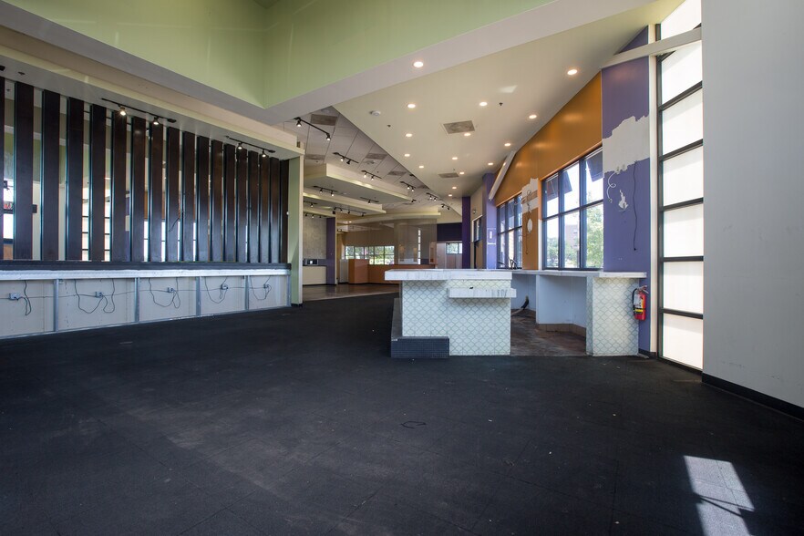More Photos Of 2150 E Lamar Blvd, Arlington Unknown For Lease