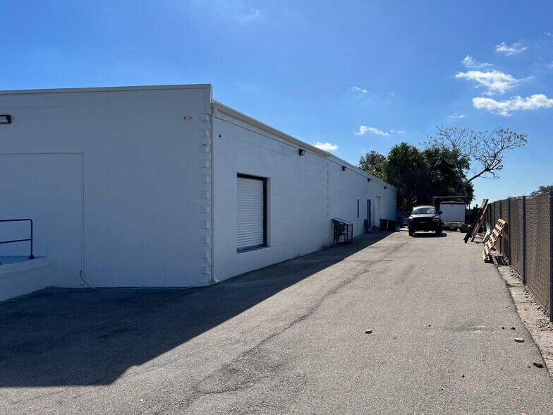 More Photos Of 951 N Cocoa Blvd, Cocoa Warehouse For Lease