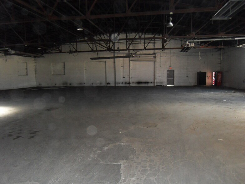 More Photos Of 925 Saw Mill River Rd, Yonkers Manufacturing For Lease