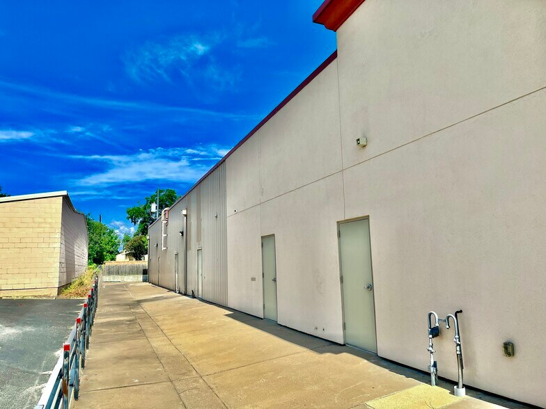 More Photos Of 102 W Dallas St, Llano Storefront Retail Office For Lease