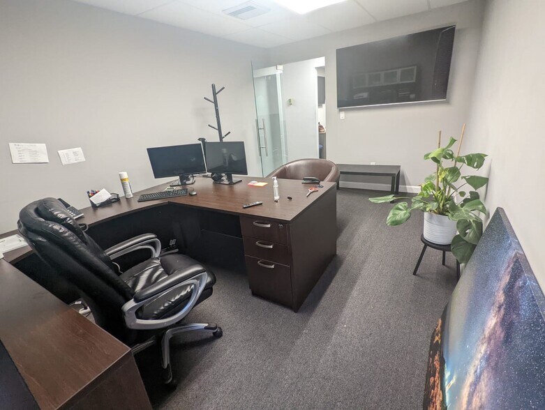 More Photos Of 2131 Hollywood Blvd, Hollywood Office Residential For Lease